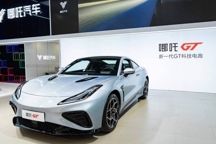 深圳259哪吒汽车在智能汽车领域的表现，领途汽车在新能源汽车市场中的影响力